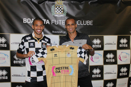 Rivaldinho assina pelo Boavista Rivaldinho assina pelo Boavista