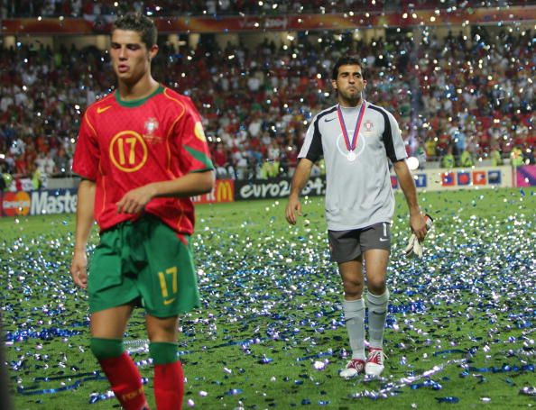 Cristiano Ronaldo desolado com a derrota na final do Euro 2004