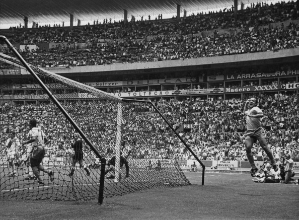 Tostão celebra o golo nos quartos-de-final contra o Peru