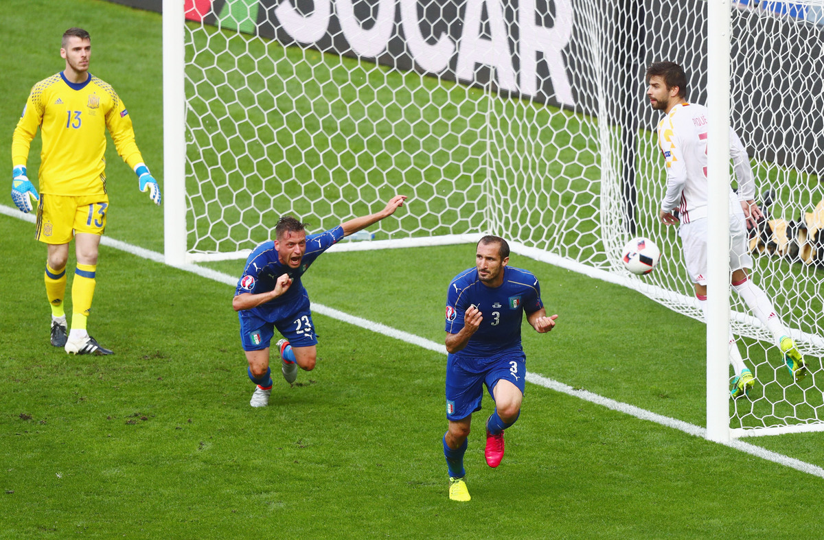 Campe em titulo, a seleo espanhola caiu aos ps de Itlia nos oitavos de final do Euro