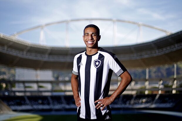 Botafogo confirma contratação do atacante Victor Sá