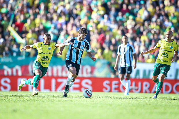 Com pênalti no fim, Grêmio bate Ypiranga e leva vantagem na final do Gauchão
