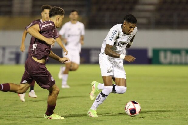 Com um a mais, Santos não sai do zero, mas vence Ferroviária nos pênaltis pela Copa SP