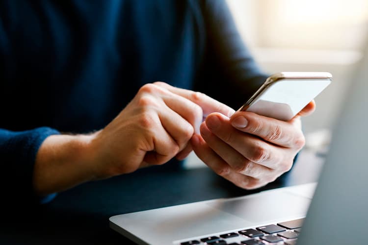 Apple começa a liberar apps de apostas para download
