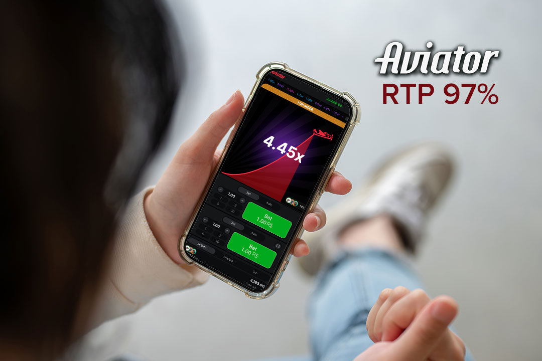 mulher segurando um celular com a tela do aviator e RTP de 97% escrito