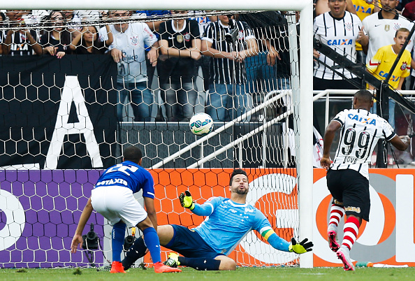 RELEMBRAR É VIVER: Com gols de Jadson e Love, Corinthians venceu o Cruzeiro por 3 a 0 na Arena, em 2015