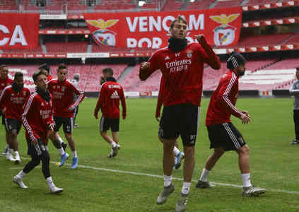Benfica treina no novo relvado da Luz