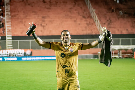 Lucas Arcanjo, do Vitória, é eleito melhor goleiro de abril da Série B -  Folha do Estado da Bahia