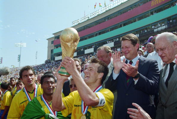 Dunga levanta o trofu do Mundial 1994