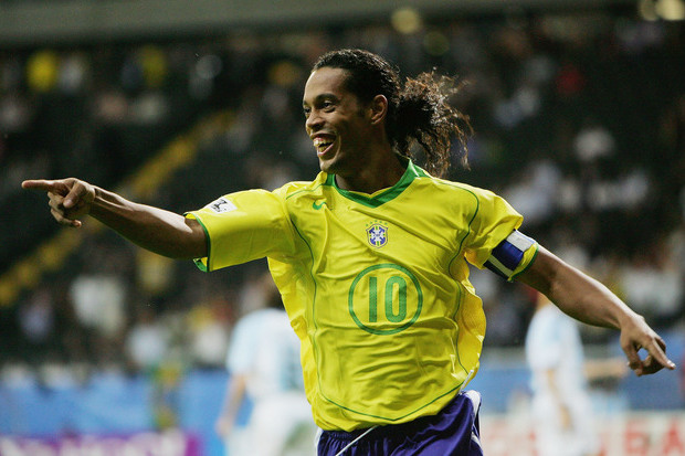 Ronaldinho Gacho: o Bruxo que fez sonhar enquanto sorriu