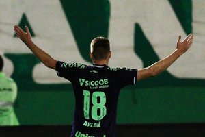 Chapecoense bate Corinthians e assegura vantagem na Copa do Brasil