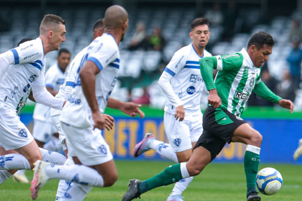 Sob vaias, Coritiba fica no empate com o Paysandu no Couto Pereira