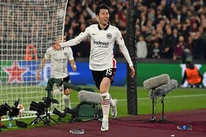 Eintracht Frankfurt  letal, bate West Ham em Londres e sai na frente na semi da Liga Europa
