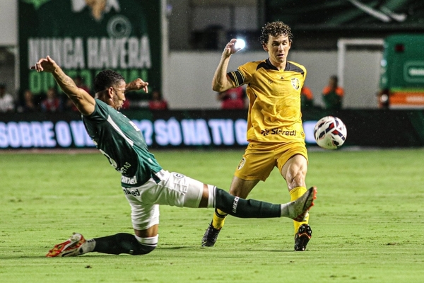 Gois supera expulso e vence Amazonas na abertura da Srie B