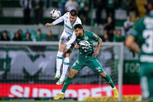 Chapecoense vence o Cuiab e dorme no G4 da Srie B