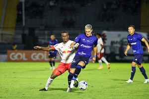 Cruzeiro marca cedo, aproveita expulso e bate o Bragantino na Srie A