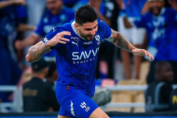 Mitrovic resolve, Al Hilal vira sobre o Al Ahli e segue absoluto no Saudito