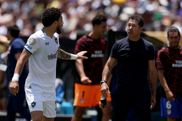 Simeone reclama de arbitragem e lamenta eliminao: 'Um grupo muito bom'