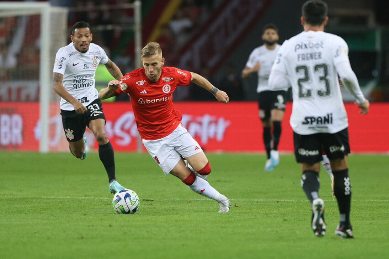 Corinthians arranca empate com o São Paulo e mantém a liderança do  Brasileirão