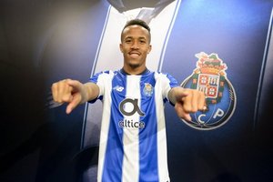 Milito convocado para lugar de Fagner