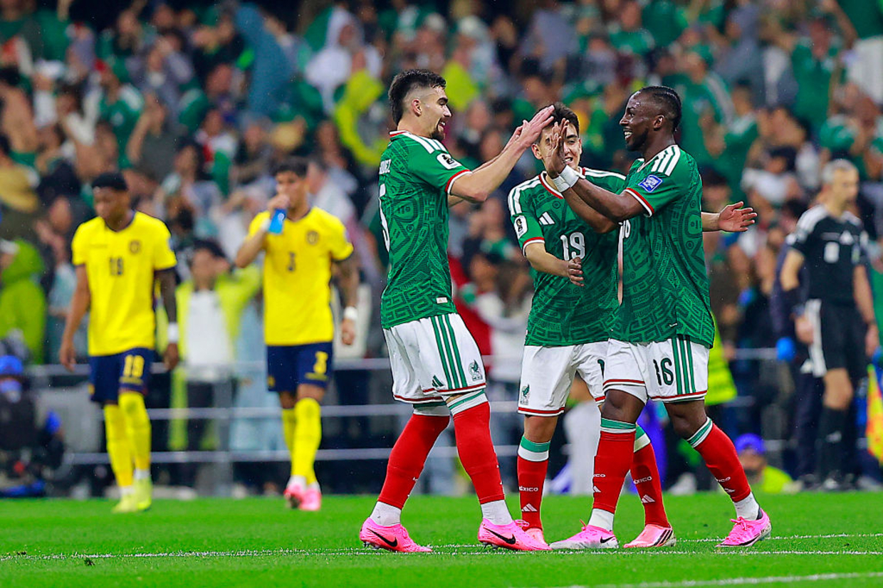 México resolve no primeiro tempo, supera Equador e se garante nas oitavas