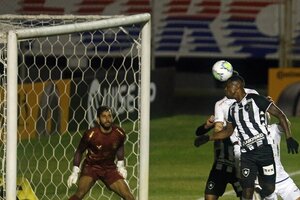 Botafogo joga para o gasto, vence Paran no fim e avana na Copa do Brasil