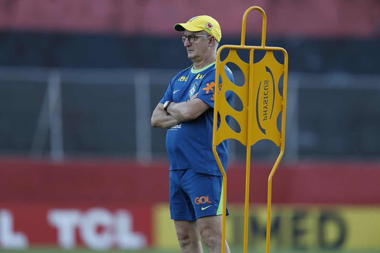 Dorival pontua melhora da seleção, mas dispara: 'Feliz, eu não estou'