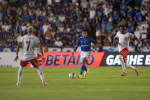 Cruzeiro supera expulses e segura empate com Tombense na semifinal do Mineiro