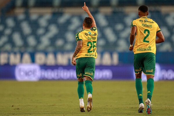 Cuiab domina completamente e passa por cima do Fortaleza com goleada histrica