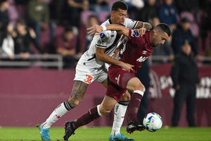 Vasco perde para Lans e se limita a luta pela segunda vaga