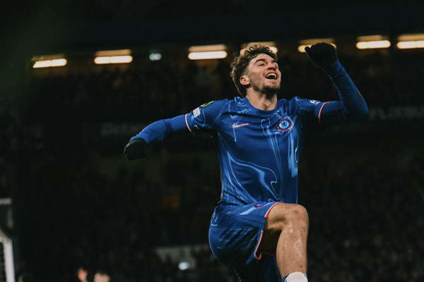 Marc Guiu aproveita falhas, Chelsea vence o Shamrock e continua passeio na Conference