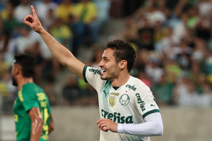Palmeiras passa pelo Cuiab na Arena Pantanal e encurta a diferena para o lder