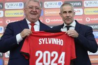 Sylvinho, Zabaleta e Doriva: trio apresentado oficialmente na Albnia