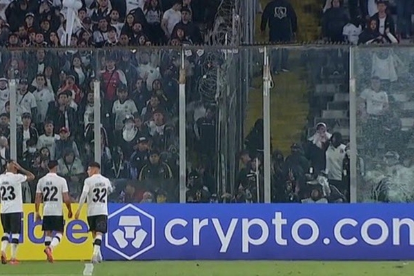 Com invaso e cenas lamentveis, duelo entre Colo-Colo e Fortaleza  suspenso em Santiago