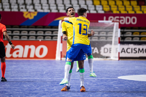 Brasil vence a Colmbia de virada e avana com 100% para a semi do Sul-Americano