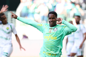 Palmeiras sofre na estreia, mas aproveita jogador a mais e vence Cuiab