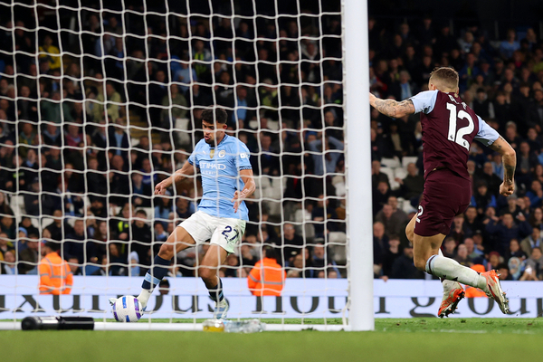 City vence o Aston Villa em confronto direto e encurta o caminho para a Champions