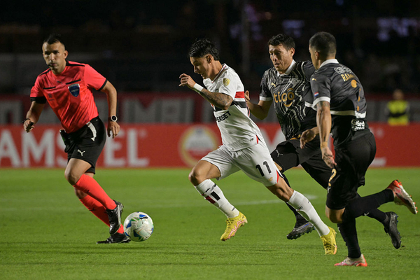 Cotia resolve nos acrscimos, So Paulo arranca empate do Libertad e se classifica na Libertadores