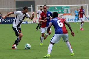 Vasco vence Paran para manter contato com Atltico Goianiense