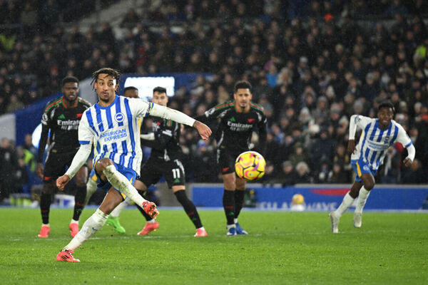 Joo Pedro marca de pnalti e Brighton empata com Arsenal