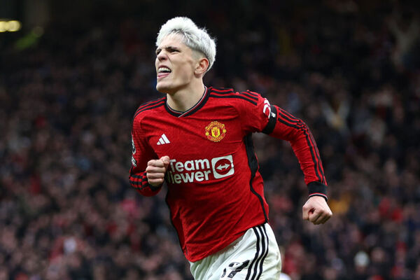 Jovens resolvem, United supera West Ham e mantm recuperao no Ingls