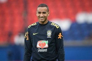 Danilo sai na frente de Fagner na lateral, revela Tite