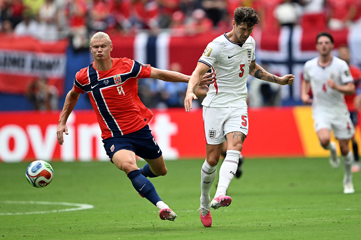 Noruega supera Inglaterra em confronto acirrado com gol decisivo de Schjelderup