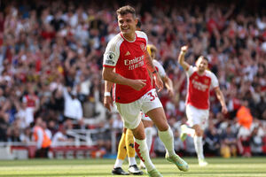 Com dois de Xhaka, Arsenal goleia Wolverhampton na despedida da temporada