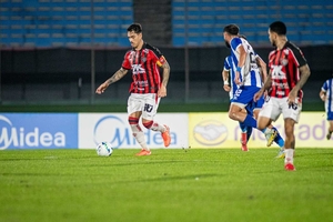 Vitria bate Cerro Largo e segue vivo na Sul-Americana