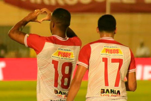 Com time misto e falhas do goleiro, Vitria sofre derrota para a Juazeirense