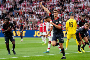 Com hat-trick de Guus Til, PSV supera Ajax e fatura Supercopa da Holanda