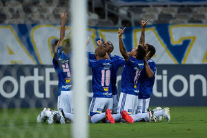Embalado com Felipo, Cruzeiro vence Paran e dorme fora do Z4 da Srie B