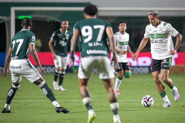 Gois vence o Coritiba e abre na ponta da Srie B