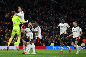 Leno brilha nos pnaltis e Fulham derruba United da Copa da Inglaterra 